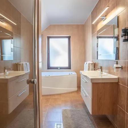 Roots Redwood * Brassó