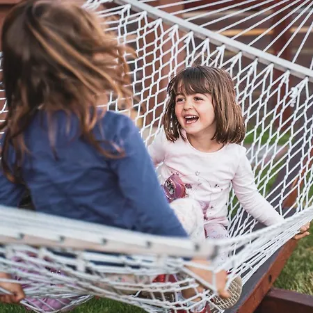 Roots Redwood Vendégház *