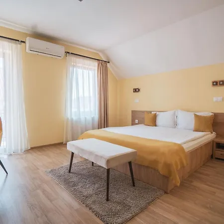 Roots Redwood Vendégház Brassó