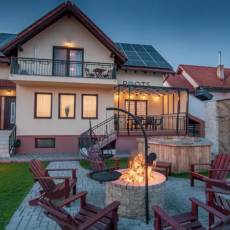 Roots Redwood Brassó