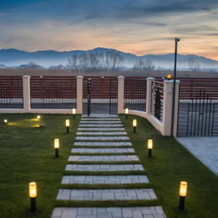 Roots Redwood Vendégház *