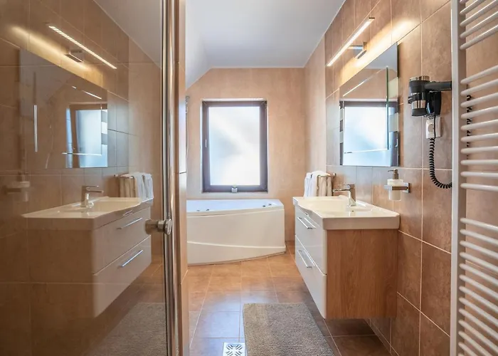 Roots Redwood * Brasov