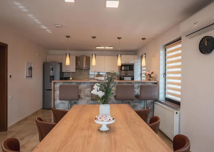 Guest house Roots Redwood Brasov