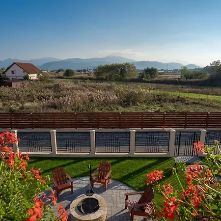 בית הארחה Roots Redwood *