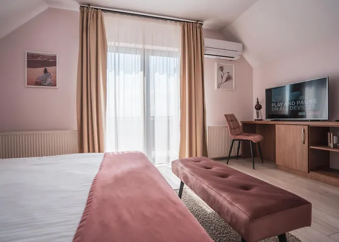 Roots Redwood Gæstehus