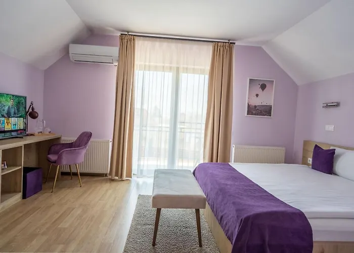 Roots Redwood Gæstehus